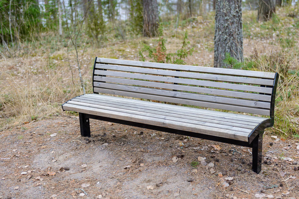 drewniana ławka w parku - Zdjęcie, obraz