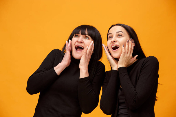 A portrait of a surprised mother and daughter - Foto, Imagen