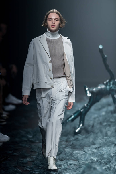 Model wyświetla nowe stworzenie na pokaz mody z Wan Hung podczas 2019 Shanghai Fashion Week wiosna/lato w Szanghaju, Chiny, 12 października 2018 r.. - Zdjęcie, obraz