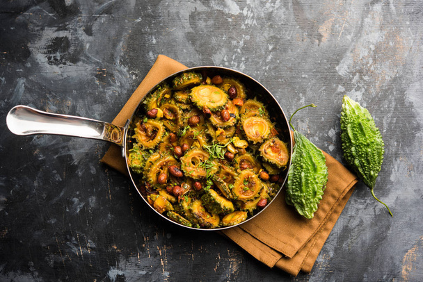 Μαγειρεμένα πικρό πεπόνι/κολοκύθα ή ΚΑΡΕΛΑ Sabzi σερβίρεται σε ένα μπολ. Επιστημονική ονομασία του αυτό το υγιεινό λαχανικό είναι σπόροι πικρό. επιλεκτική εστίαση - Φωτογραφία, εικόνα