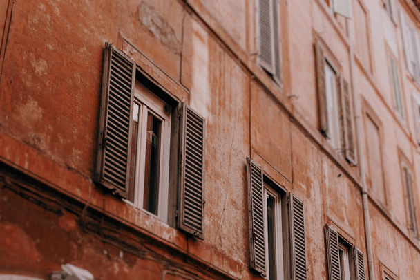 通り、家およびローマの観光スポット。イタリア旅行からの日当たりの良い夏の映像 - 写真・画像