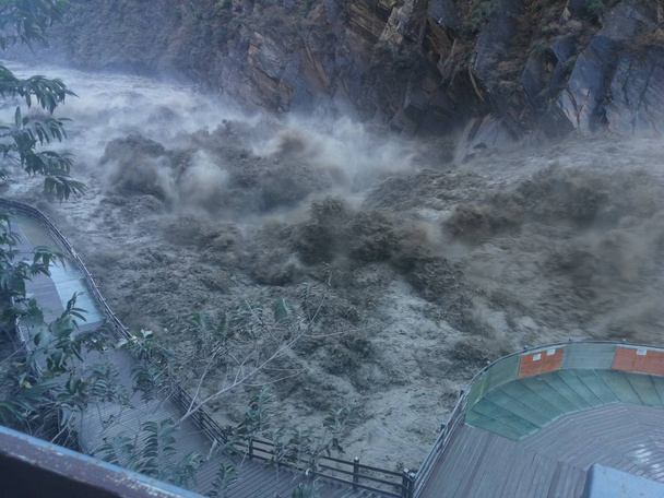 Paisagem do desfiladeiro de salto do tigre ou ponto cênico de Hutiaoxia ao longo do rio Jinsha após a chegada de grandes volumes de água de um lago criado por deslizamentos de terra na fronteira da província de Sichuan e da região autônoma do Tibete na cidade de Shangri-La, L
 - Foto, Imagem