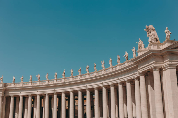 Plaza de San Pedro en el Vaticano en un día soleado. Arquitectura y muchas sillas
 - Foto, Imagen