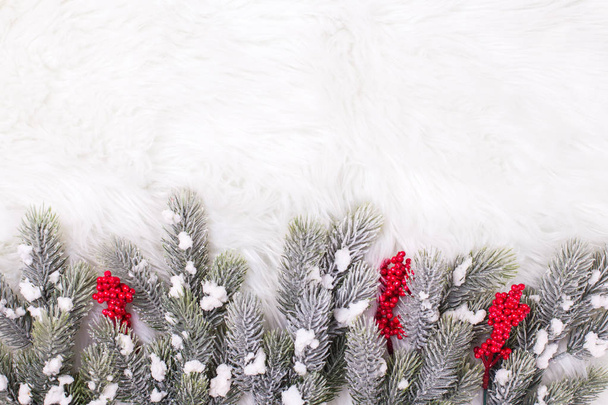 モミの木の枝とクリスマスの装飾お祝い冬休日組成 - 写真・画像