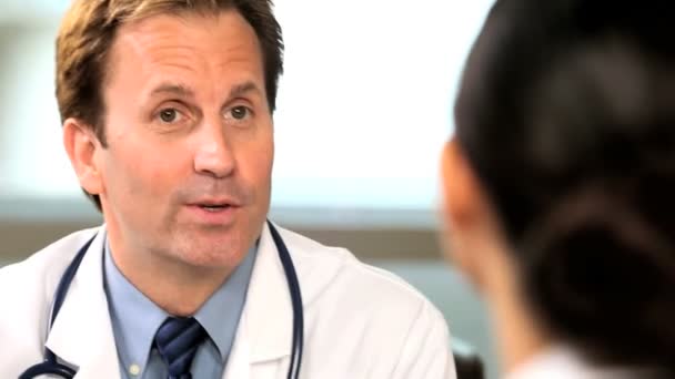 Multi etnikai orvosi vezetők Close up - Felvétel, videó