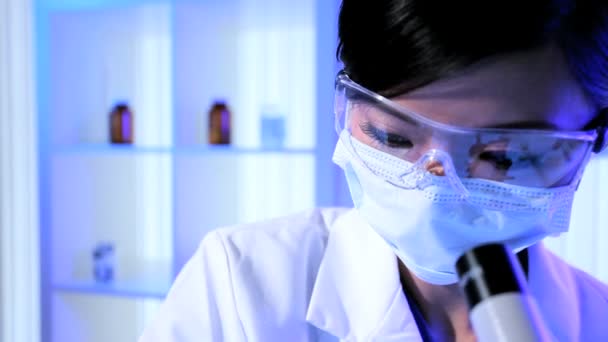 Adli tıp laboratuvarında Asyalı Çinli araştırmacı - Video, Çekim
