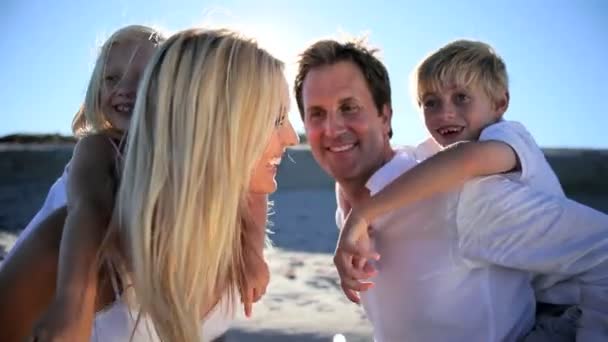 Caucásico familia playa diversión
 - Imágenes, Vídeo