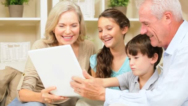 Niños y abuelos usando el ordenador portátil para juegos en línea
 - Imágenes, Vídeo