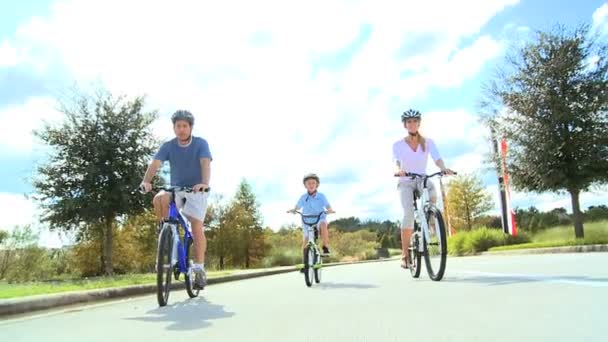 νεαρή καυκάσιος οικογένεια ποδηλασία μαζί - Πλάνα, βίντεο