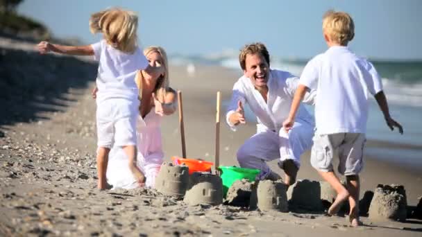 gelukkige jonge familie genieten van strandvakantie - Video