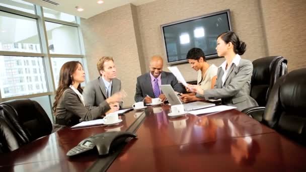 Cinco negocios multiétnicos en reunión de equipo
 - Metraje, vídeo