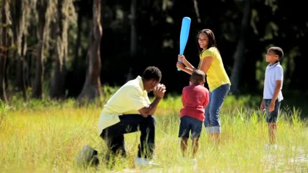 Famille ethnique active jouant au baseball dans le parc
 - Séquence, vidéo