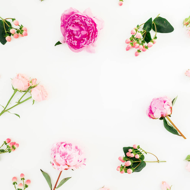 Marco floral de peonías rosadas, flores hipericum y rosas sobre fondo blanco. Piso tendido, vista superior
 - Foto, imagen