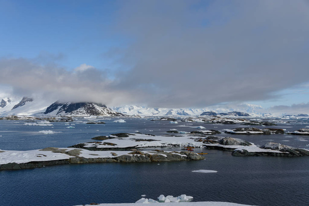 Antarctic landscape with mountains and islands - Foto, Imagen