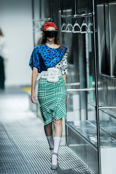 Un modelo muestra una nueva creación en el desfile de moda de YOUWEI durante la Semana de la Moda de Shanghai Primavera / Verano 2019 en Shanghai, China, 17 de octubre de 2018
. - Foto, Imagen