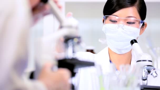Estudiante chino asiático realizando investigación médica
 - Metraje, vídeo