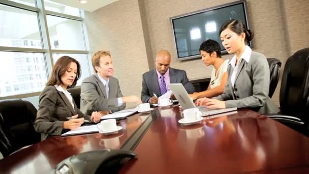 Sala de juntas Reunión del Equipo de Negocios Multi Étnicos
 - Metraje, vídeo