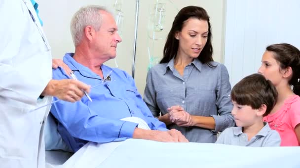 Hombre mayor siendo hospitalizado por la familia
 - Metraje, vídeo