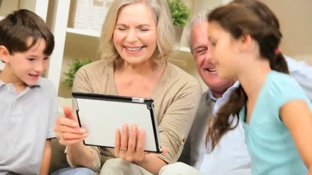 Generaciones familiares usando tecnología de tableta inalámbrica
 - Imágenes, Vídeo