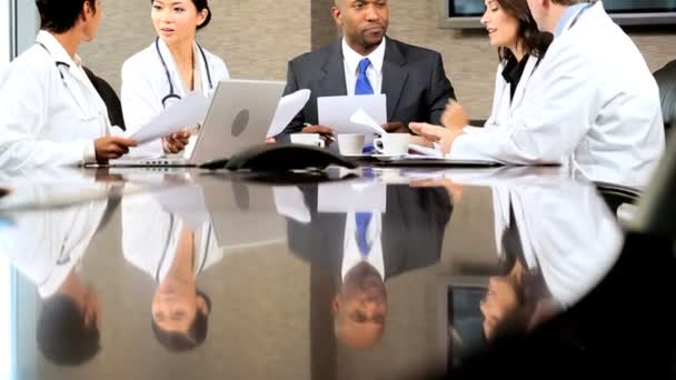 Multi etnikai orvosi ügyvezető tárgyaló találkozó - Felvétel, videó
