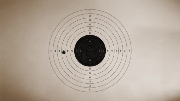 Objetivo de disparo En fondo vintage / animación 4k de un fondo antiguo vintage, con objetivo de disparo y el impacto de disparo y agujeros
 - Imágenes, Vídeo