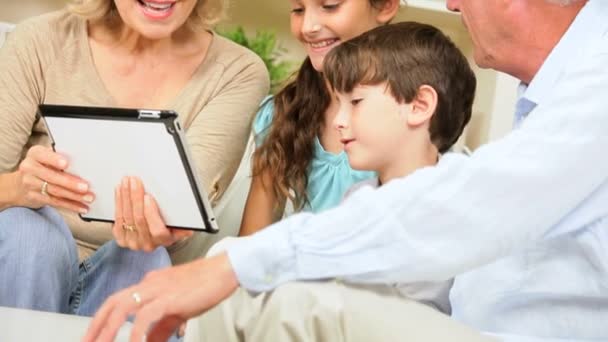 Familiengenerationen nutzen drahtloses Tablet für Web-Chat - Filmmaterial, Video