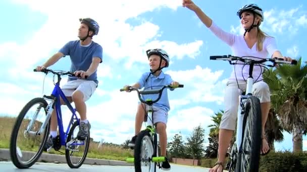 Valkoihoinen vanhemmat ja poika ulkona pyöräily
 - Materiaali, video