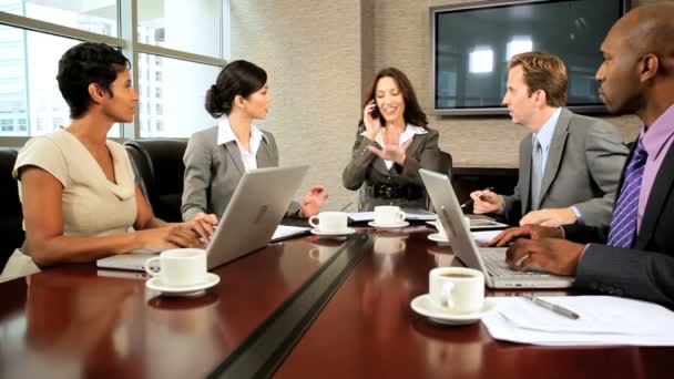 Nouvelles de la réussite de l'équipe multiethnique d'affaires
 - Séquence, vidéo
