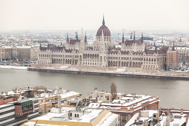 Danube and Parliament Building in Budapest - Фото, изображение