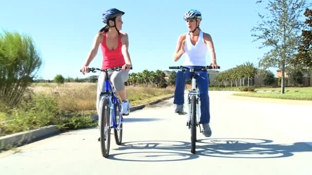 koleżanki na rowerze fitness - Materiał filmowy, wideo