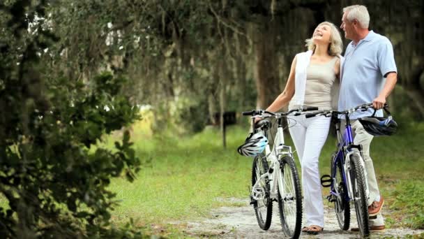 Ciclismo de pareja madura activa para el ejercicio
 - Metraje, vídeo