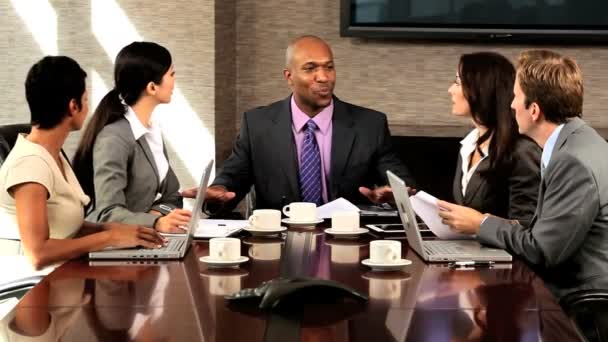 Новини успіх для мульти етнічних бізнес команда - Кадри, відео