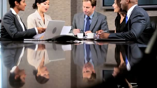 Kunnianhimoinen Multi Ethnic Business Team Boardroom
 - Materiaali, video