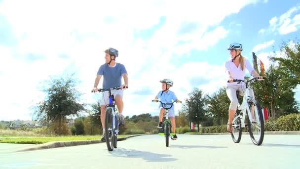 Famiglia caucasica sana in sella alla bicicletta insieme
 - Filmati, video