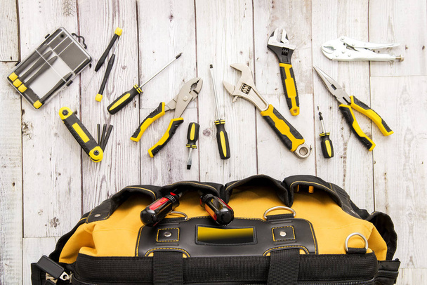 variedad de herramientas en una vista superior de fondo de madera blanca
 - Foto, imagen