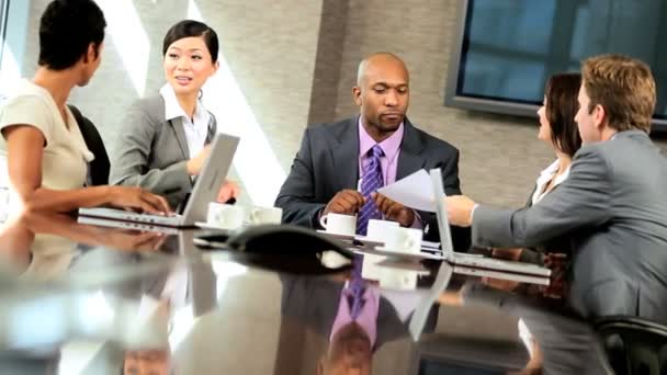 Зал засідань зустрічі Multi етнічних бізнес команди - Кадри, відео