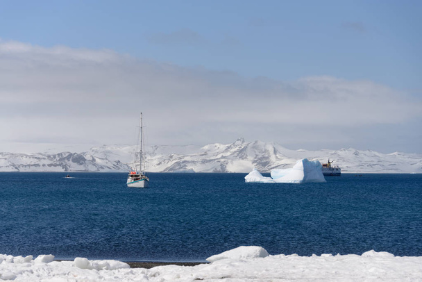 ヨットと南極海の氷山 - 写真・画像