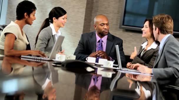 Reunión del equipo de negocios multiétnicos en la sala de juntas
 - Metraje, vídeo