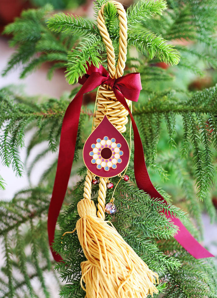 διακοσμητικό Χριστουγεννιάτικο γούρι με κίτρινες και κόκκινες κορδέλες - παραδοσιακή ελληνική γούρια - Φωτογραφία, εικόνα