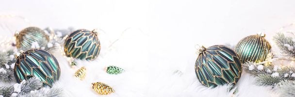 ułożone zielone i złote świąteczne kulki dekoracyjne, koncepcja wakacji zimowych - Zdjęcie, obraz