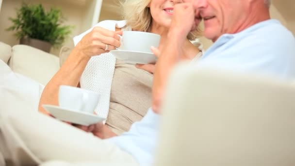 Adultos mayores felices y relajados tomando café
 - Imágenes, Vídeo