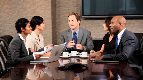Ambiciózus Multi etnikai Business Team tanácsteremben - Felvétel, videó