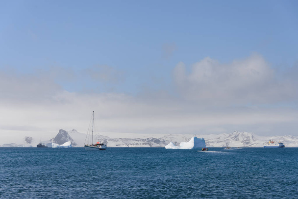 ヨットと南極海の氷山 - 写真・画像