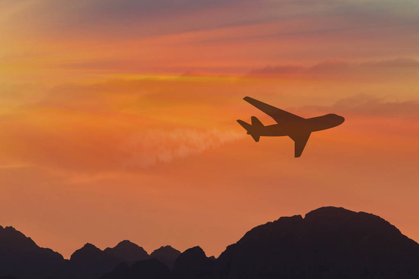 cestovní koncept pozadí, letadlo v západu slunce na obloze, mezinárodní let - Fotografie, Obrázek