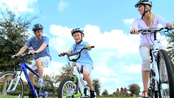 若い白人家族サイクリング一緒 - 映像、動画