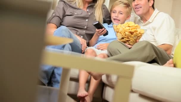 καυκάσιος οικογένεια βλέποντας ταινίες με σνακ τροφίμων - Πλάνα, βίντεο