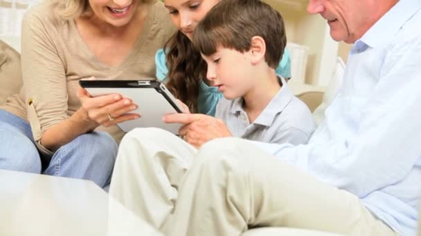 děti a prarodiče pomocí bezdrátové tablet - Záběry, video
