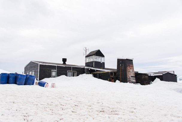 Stazione di ricerca cilena nel paesaggio ghiacciato dell'Antartide
 - Foto, immagini