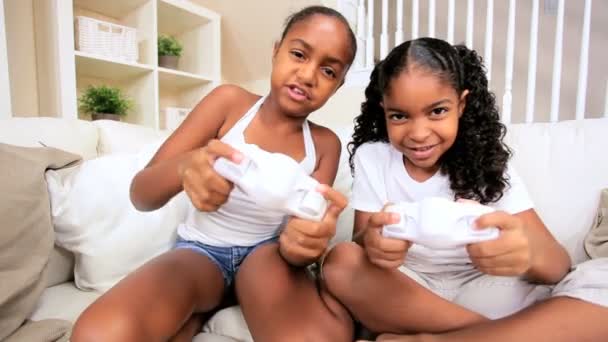 Afryki amerykański dziewczyny za pomocą konsoli do gier - Materiał filmowy, wideo