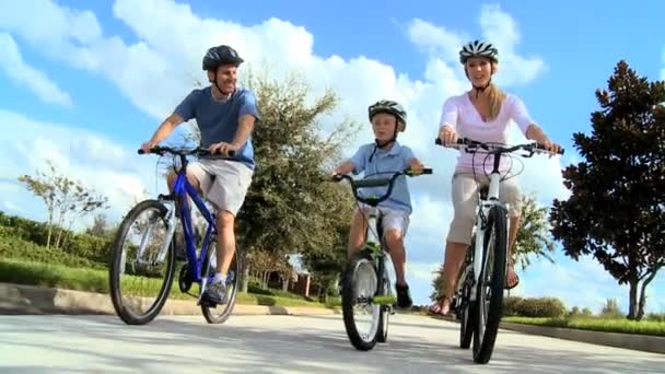 Terve valkoihoinen perhe pyöräily yhdessä
 - Materiaali, video